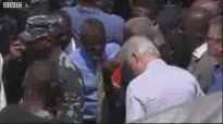 Bush wipes hand on Clintons shirt after shaking hands in Haiti